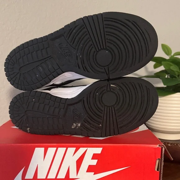 Nike Kids Black and White Sneakers - Picture 4 of 5